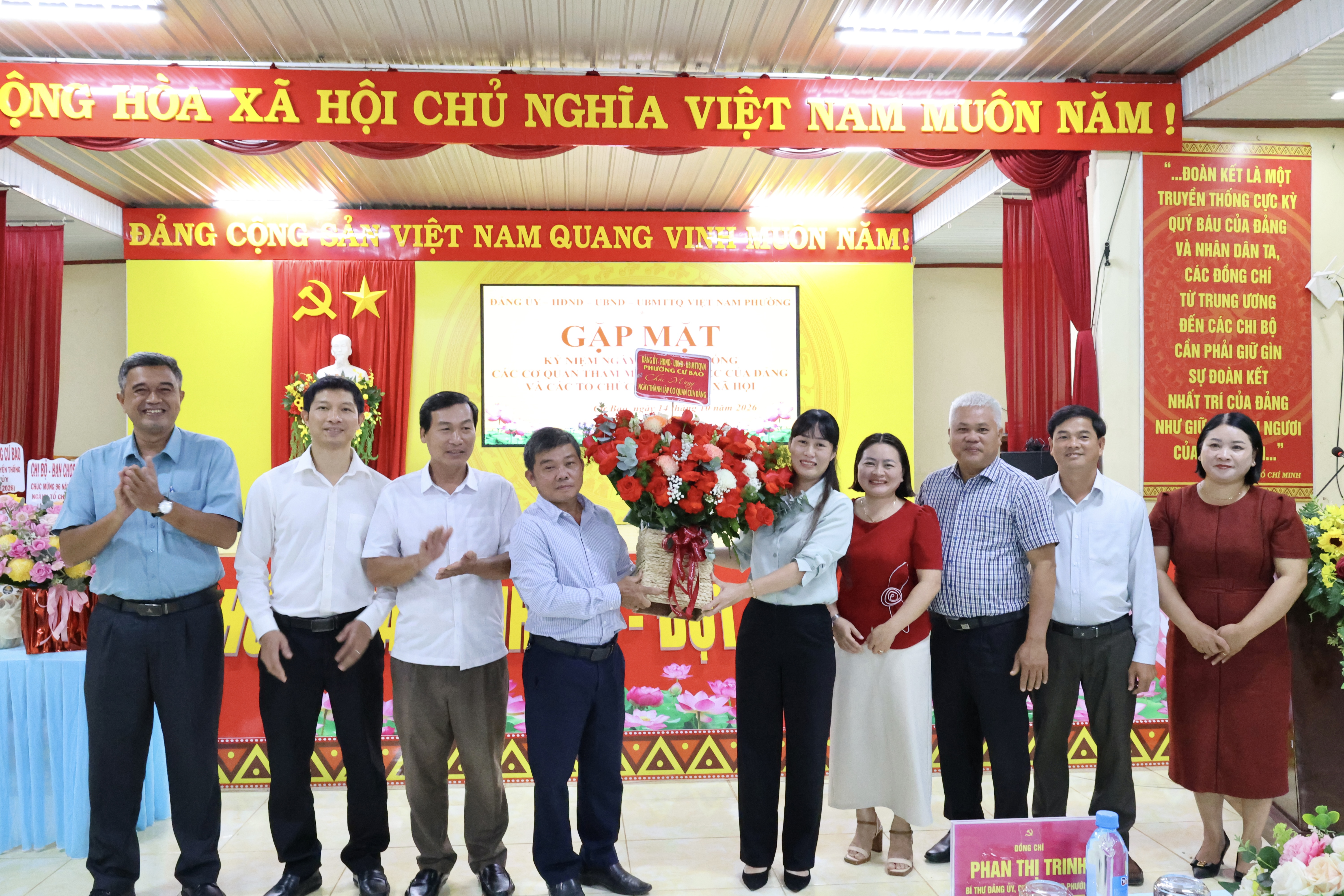 PHƯỜNG CƯ BAO GẶP MẶT, CHÚC MỪNG NGÀY TRUYỀN THỐNG CÁC BAN ĐẢNG VÀ VĂN PHÒNG CẤP UỶ